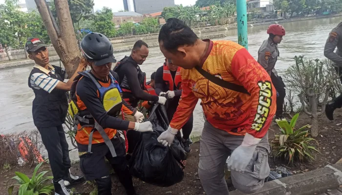 Sugianto Ditemukan Tim SAR Gabungan Usai Tenggelam di Sungai Jagir 