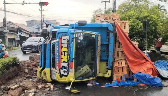 Diduga Microsleep, Truk Kayu Asal Situbondo Terguling di Burneh