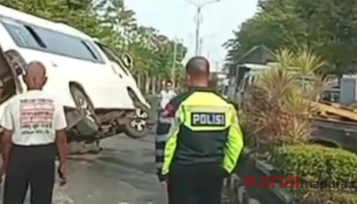 Diduga Micro Sleep, Minibus Elf Terguling di Bangkalan