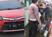 Gara-Gara Ambil Jalur Kanan, Minibus Libas Motor dari Arah Berlawanan