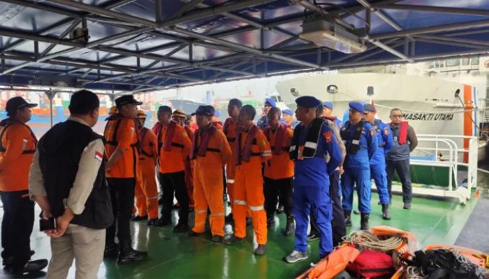 ABK Filipina Sakit di Kapal, Kantor SAR Surabaya Lakukan Evakuasi Medis di Perairan Karang Jamuang