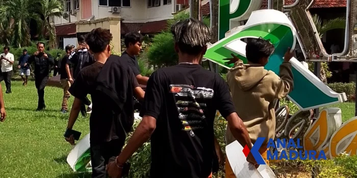 Tuntut Kepastian, Massa Kepung DPRD Pamekasan terkait BPJS PBI-D