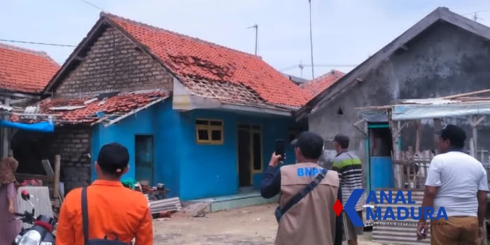 Angin Kencang Terjang Camplong, Puluhan Atap Rumah dan Fasilitas Sekolah Rusak