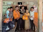 BPBD Sampang Salurkan Bantuan Logistik untuk Dua Lansia Bersaudara di Desa Nyeloh