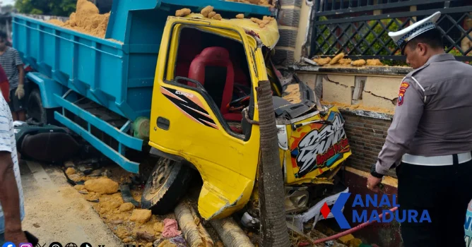 Motor Kontra Dump Truck di Proppo, Dua Pelajar Jadi Korban
