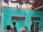 Petugas Saat Melakukan Peninjauan Beberapa Fasilitas Yang Rusak Akibat Cuaca Ekstrem.