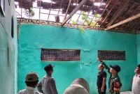 Petugas Saat Melakukan Peninjauan Beberapa Fasilitas Yang Rusak Akibat Cuaca Ekstrem.