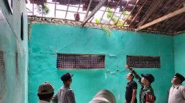 Petugas Saat Melakukan Peninjauan Beberapa Fasilitas Yang Rusak Akibat Cuaca Ekstrem.