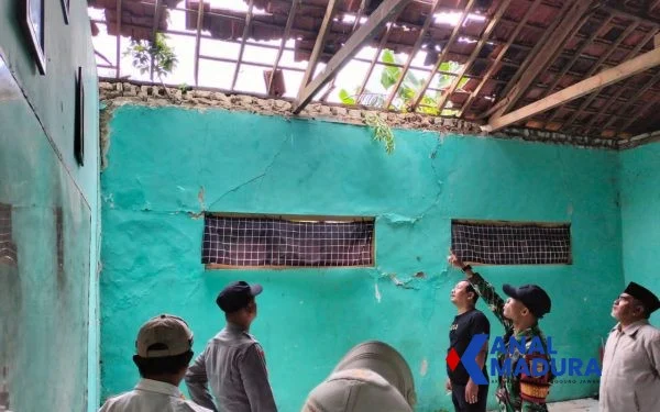 Petugas Saat Melakukan Peninjauan Beberapa Fasilitas Yang Rusak Akibat Cuaca Ekstrem.