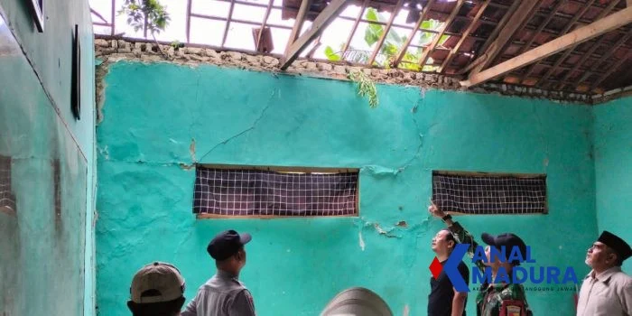 Angin Kencang dan Hujan Deras Picu Pohon Tumbang di Aeng Panas, Satu Ruang Sekolah Rusak Berat