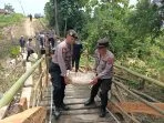 Wujud Nyata Kepedulian Polres Pamekasan, Bantu Perbaikan Jembatan di Desa Palengan Daya