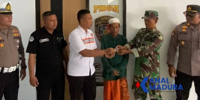 Polres Pamekasan Serahkan Barang Bukti Gelang Emas Kasus Jambret Maut di Plakpak
