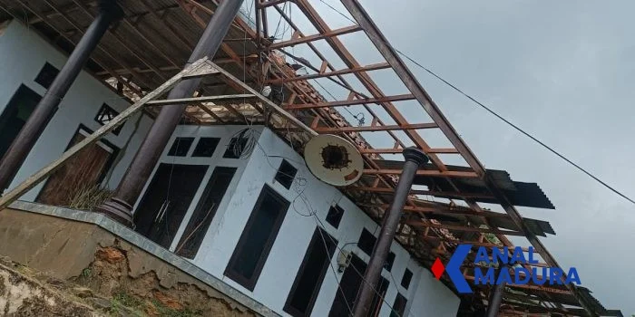 Hujan Disertai Angin Kencang Rusak Sejumlah Rumah di Desa Karduluk