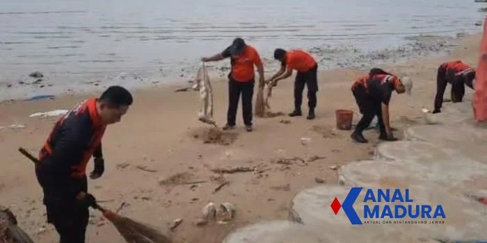 Polsek Pademawu Gelar Aksi Bersih Pantai Jumiang, Dukung Gerakan Indonesia ASRI