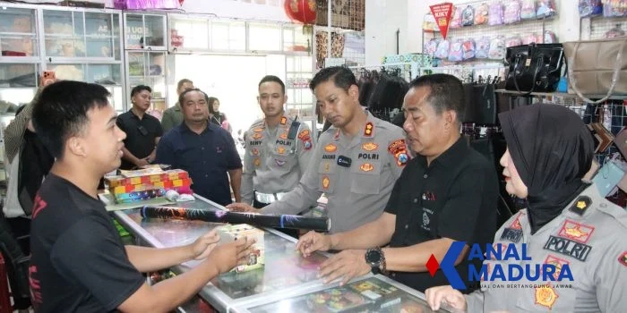 Kapolres Sumenep Inspeksi Mendadak Penjual Kembang Api di Hari Pertama Ramadhan