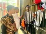 Lima Terdakwa Pengeroyokan di Depan Masjid Agung Pamekasan Divonis 5 hingga 8 Bulan Penjara