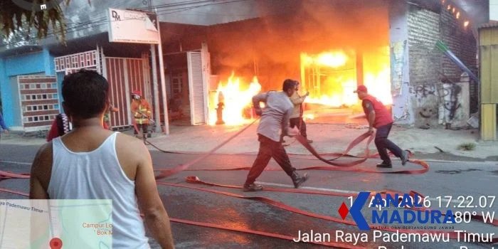 Kebakaran Toko Spare Part di Pademawu Timur, Kerugian Ditaksir Capai Rp2 Miliar