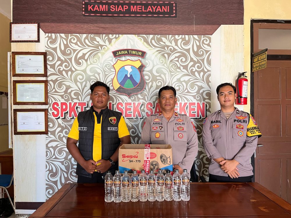 Polsek Sapeken Sumenep Amankan 10 Botol Arak Bali dari Rumah Warga