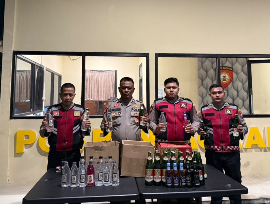 2 Toko di Sumenep Digerebek Polisi, Puluhan Botol Miras Diamankan