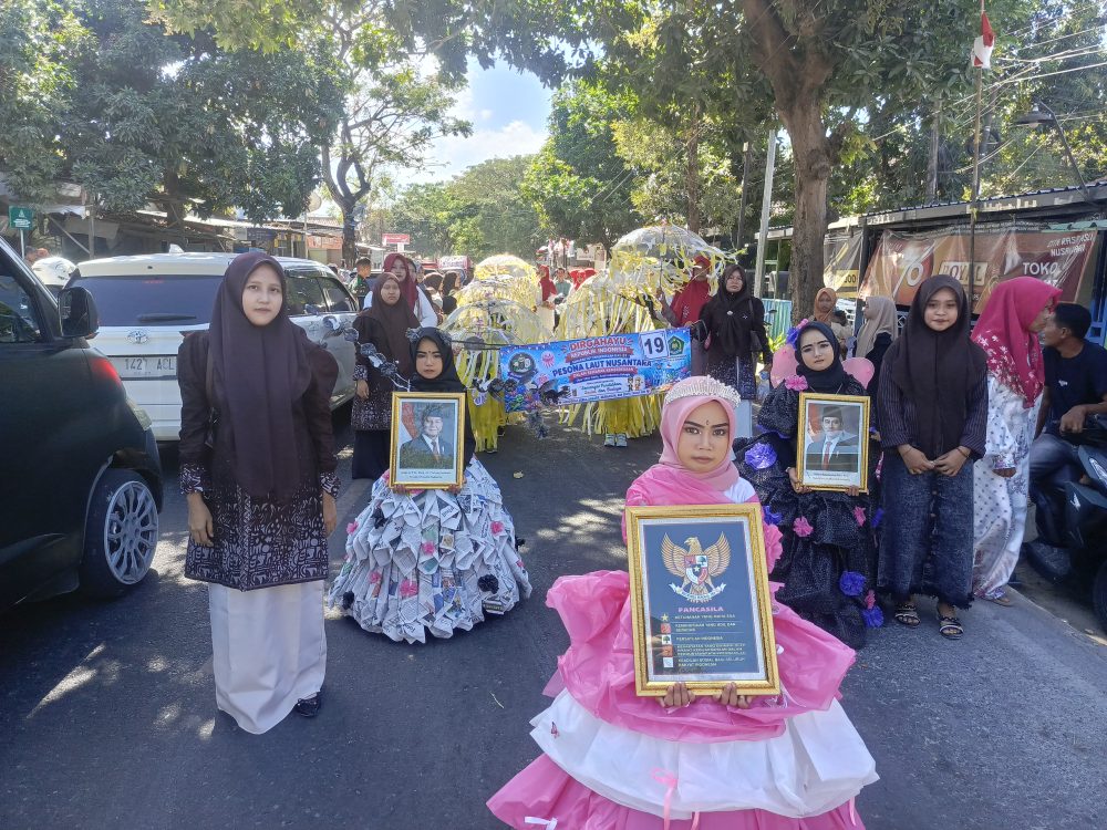 Menyibak Pesona Laut Nusantara, RA Hadirur Rohman Hadirkan Warna-Warni Kemerdekaan di Karnaval Anak Kecamatan Pragaan