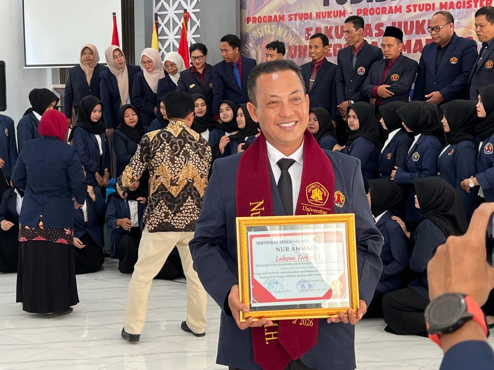 90 Kilometer Demi Gelar Magister Hukum, Nur Ahmadi Raih Predikat Lulusan Terbaik