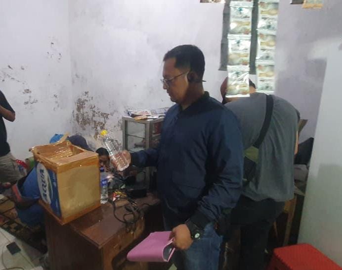 Polisi Gerebek Penjual Miras di Sumenep, 17 Botol Arak Bali Disita