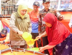 Khofifah Salurkan Air Bersih ke Warga Lamongan yang Dilanda Kekeringan