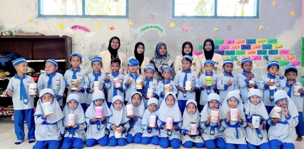 KKN UA Posko 3 Tanamkan Kebiasaan Menabung Sejak Dini Lewat Kreasi Celengan di RA Al Ghazali