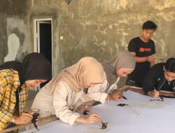 Hari Pertama KKNT, Mahasiswa UNIBA Madura Belajar Membatik di Batik Paregi