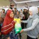 Khofifah Gelar Pasar Murah di Tengah Kemarau Panjang, Warga Sampang Bisa Tebus Sembako di Bawah Harga Pasar