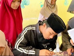 Goreskan Ayat Al-Qur’an, Mahasiswa KKN Annuqayah Tumbuhkan Cinta Seni Kaligrafi di Sumenep