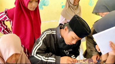 Goreskan Ayat Al-Qur’an, Mahasiswa KKN Annuqayah Tumbuhkan Cinta Seni Kaligrafi di Sumenep