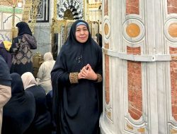 Khofifah Berdoa di Raudhah Masjid Nabawi Madinah, Ajak Teladani Keilmuan Sayyidah Aisyah