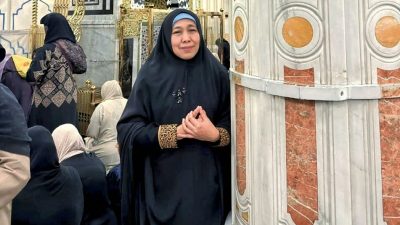 Khofifah Berdoa di Raudhah Masjid Nabawi Madinah, Ajak Teladani Keilmuan Sayyidah Aisyah