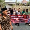 Dapat Bantuan DPR RI, Warga Kajuh Rajeh Pamekasan Gotong Royong Paving Jalan yang 10 Tahun Rusak