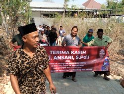 Dapat Bantuan DPR RI, Warga Kajuh Rajeh Pamekasan Gotong Royong Paving Jalan yang 10 Tahun Rusak