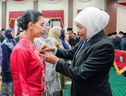 Pemprov Jatim Sematkan Satyalancana Karya Satya ke 469 ASN, Khofifah: Jaga Integritas dan Beri Pelayanan Terbaik